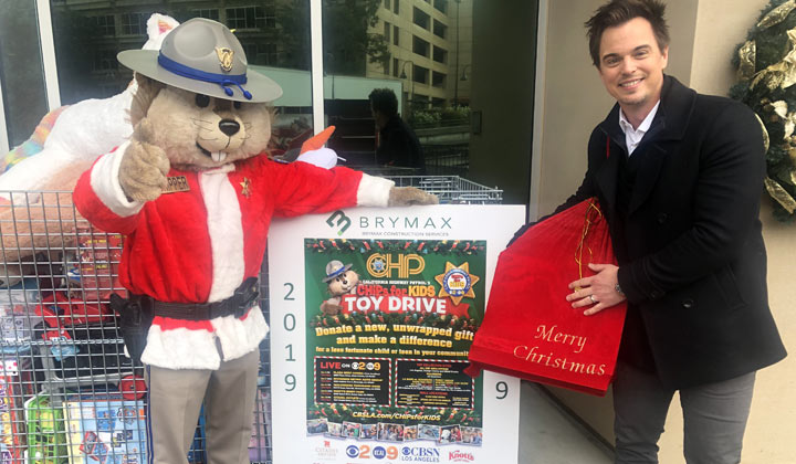 The Bold and the Beautiful's Darin Brooks donates toys to children in need
